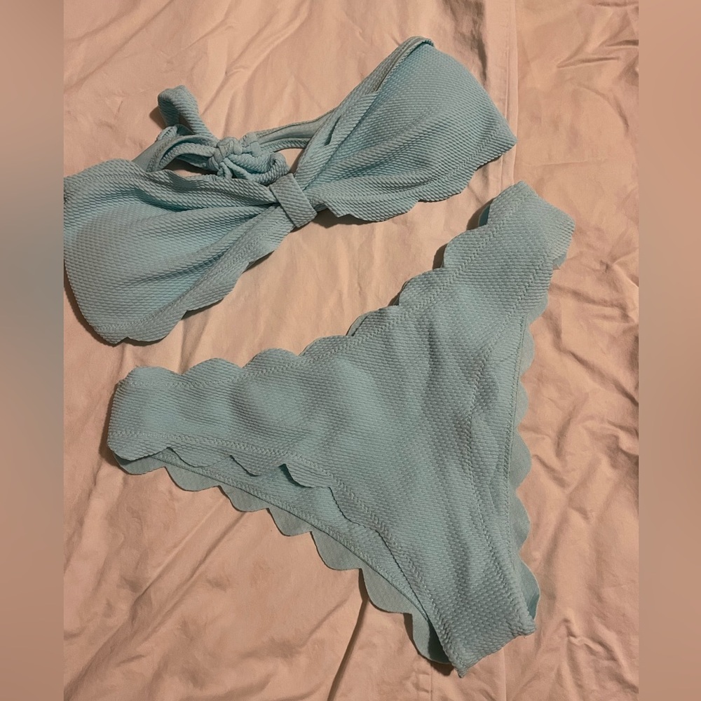 SHEIN SCALLOPED SWIM SUIT SIZE LARGE